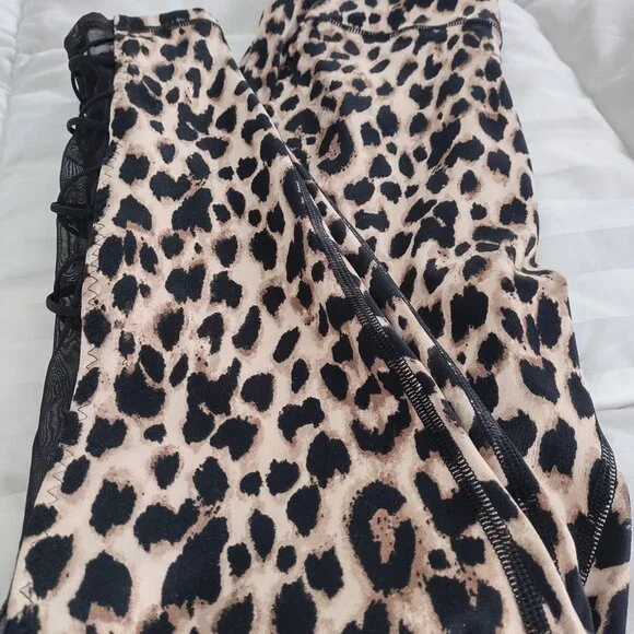 Women's leopard print stretch leggings, Medium. EUC - Picture 5 of 5